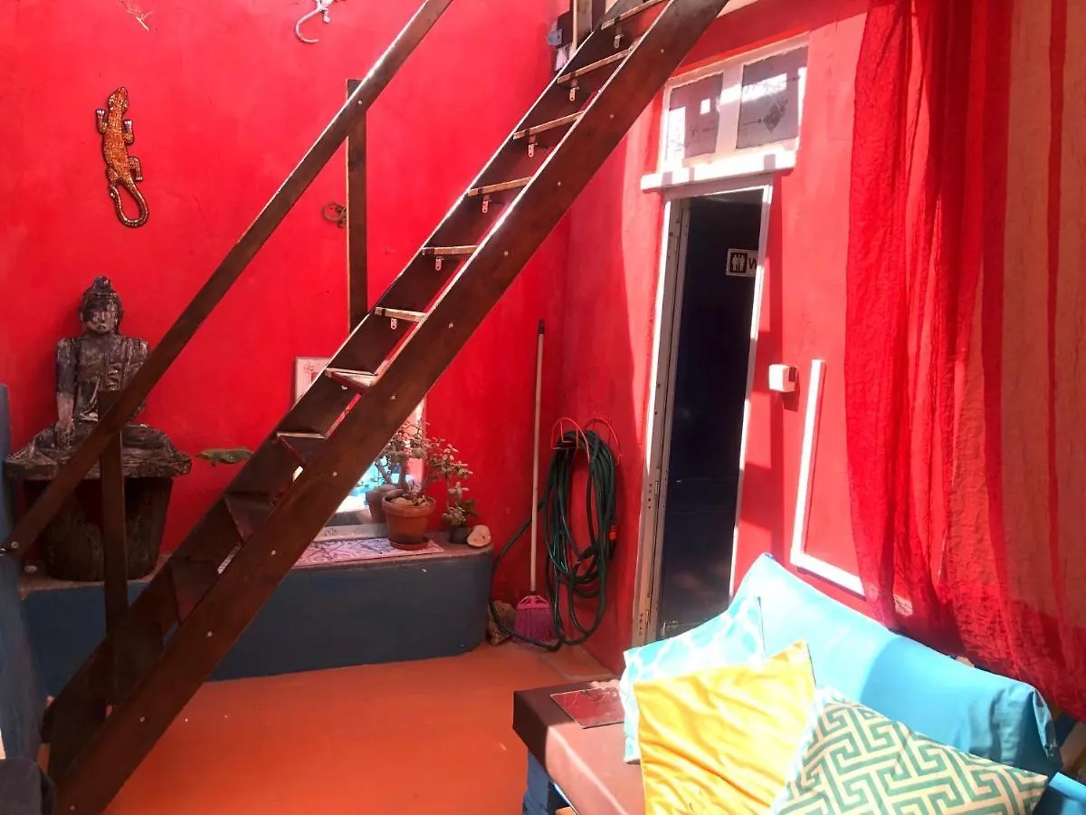 Hostal Buddha Bee - 18 To 35 Years Old Only Lagos